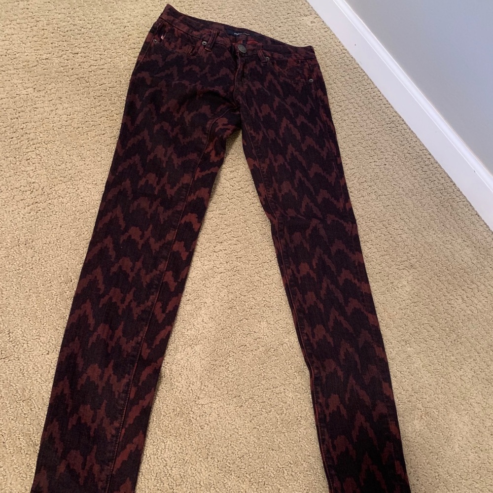 Maroon/ acid wash jeans